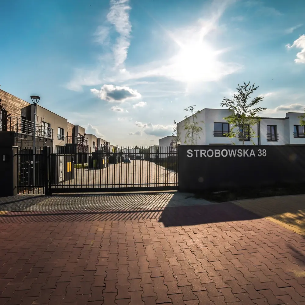 Osiedle Strobowska 38 w Skierniewicach — brama wjazdowa
